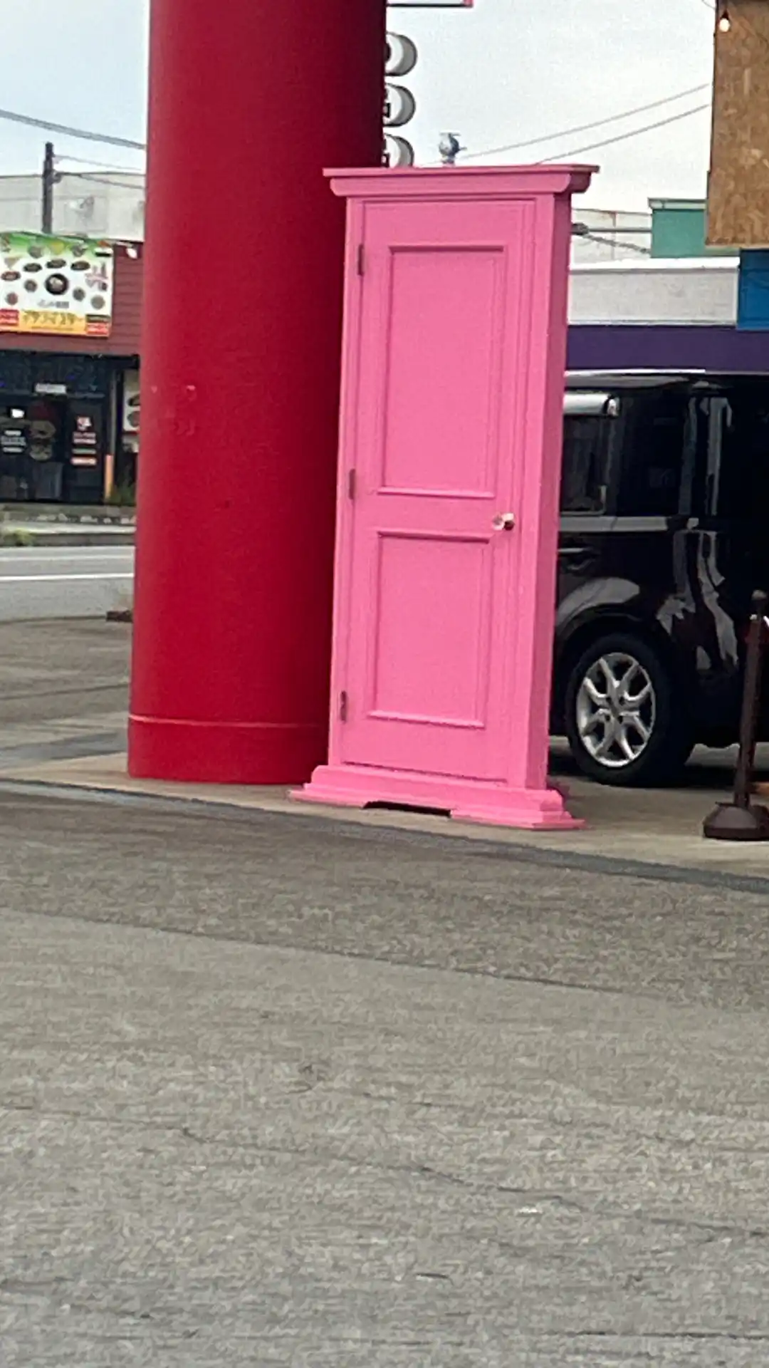 LEGEND齋藤建築の前に置かれていた”どこでも行ける風ドア”が無くなっ