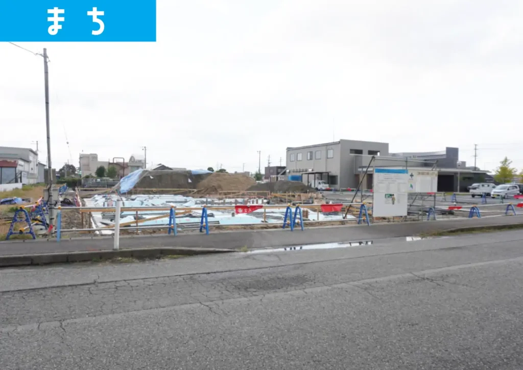 庄内町余目の中心部で進むラソ庄内とビアンベール管理センターの新築工事現場。アークベルグループによる家族葬式場の建設。