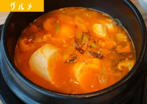 鶴岡市の出羽庄内国際村内にある「韓国喫茶 ふるさと」で、熱々のスンドゥブチゲがグツグツ煮立った状態で提供されている様子