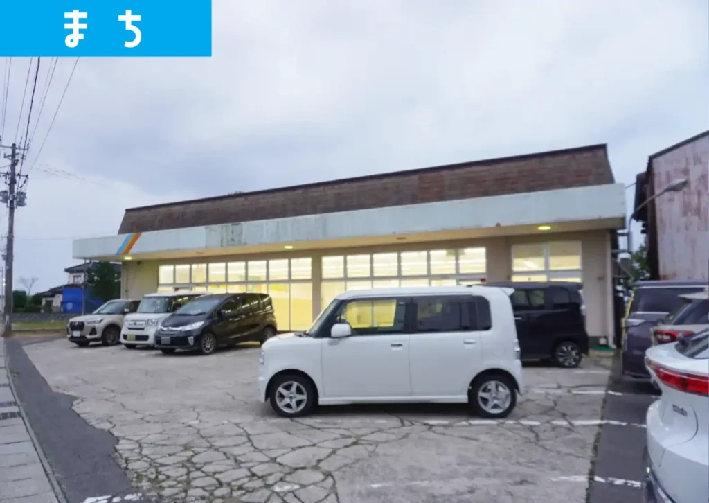 元・マルホンマート本楯店がクスリのアオキ系列に移行するために改装工事が行われている様子