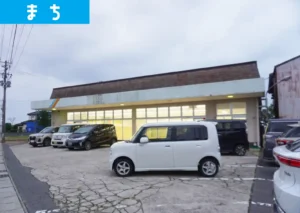 元・マルホンマート本楯店がクスリのアオキ系列に移行するために改装工事が行われている様子