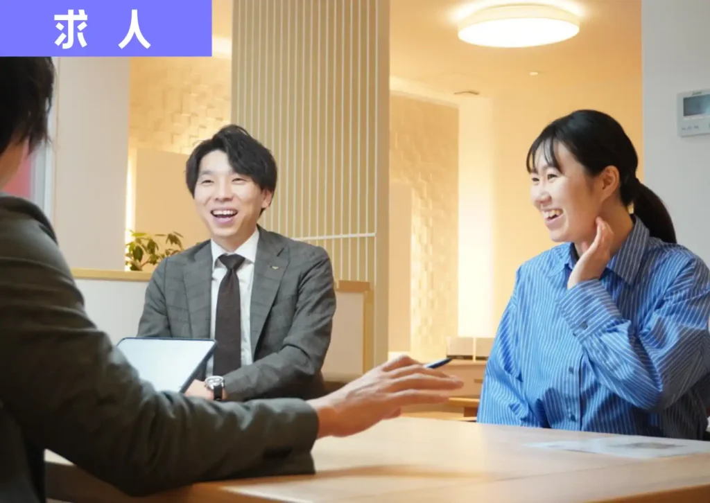 三川町の近江建設の若手社員が笑顔でインタビューに答えている様子