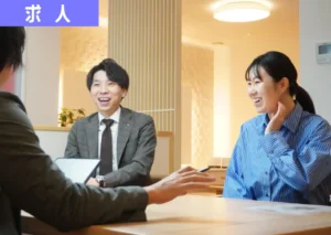 三川町の近江建設の若手社員が笑顔でインタビューに答えている様子