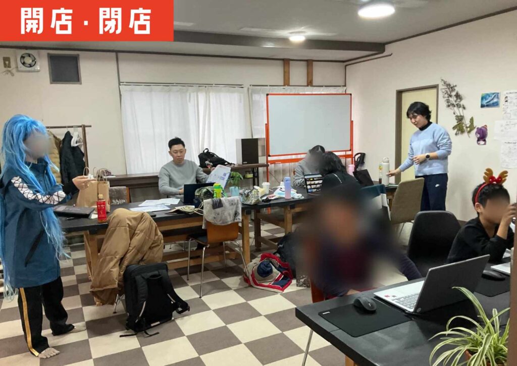 鶴岡市みどり町にできた「自遊学区ダイナナ」の屋内で子どもと大人が過ごす様子