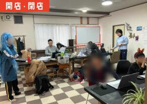 鶴岡市みどり町にできた「自遊学区ダイナナ」の屋内で子どもと大人が過ごす様子