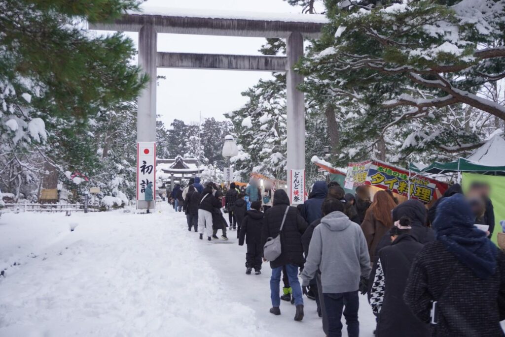 元日に荘内神社に行列を作っている参拝客の様子