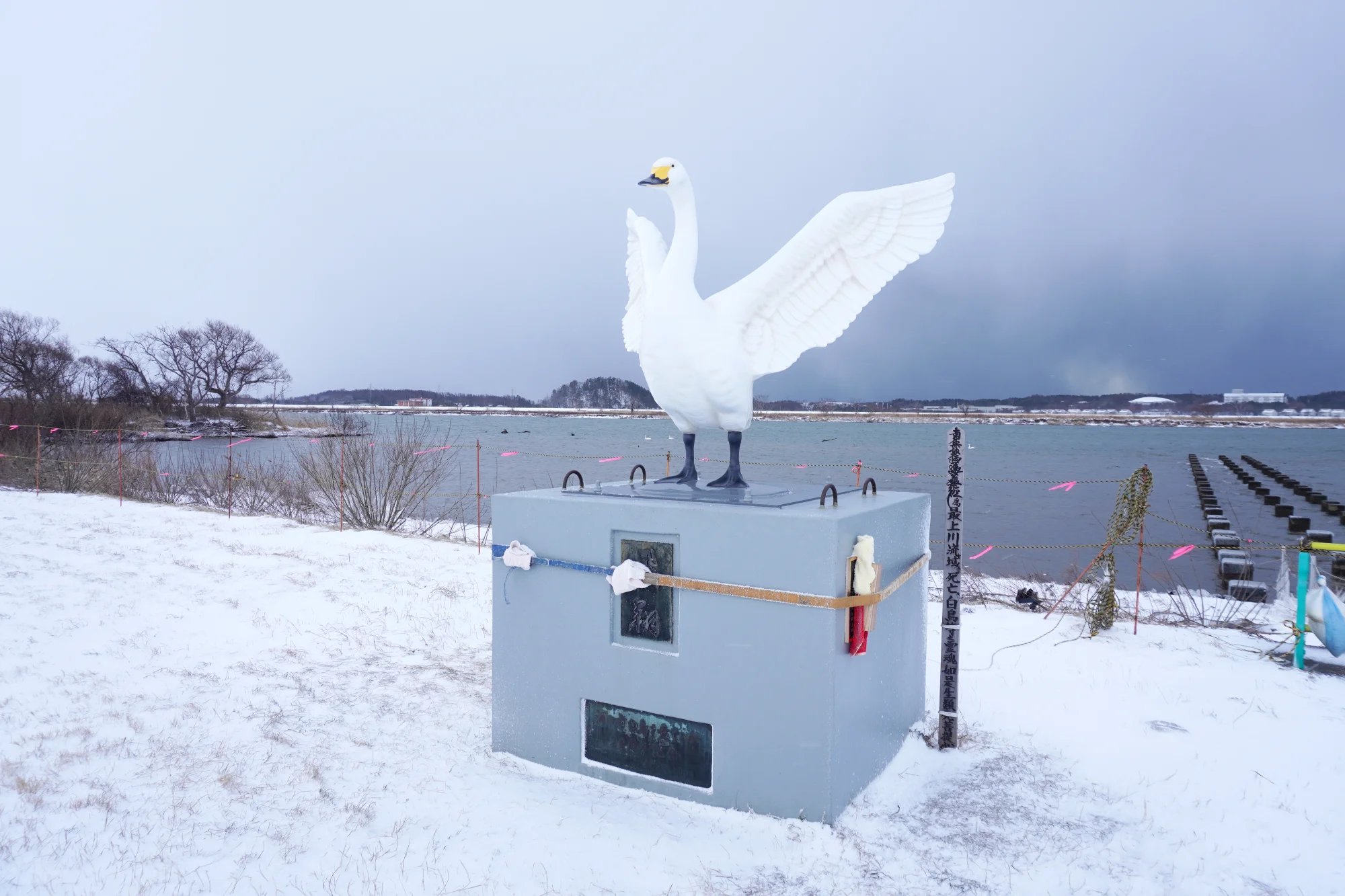 あの濁流から1年半。最上川スワンパークに「2代目」の白鳥像が帰ってき