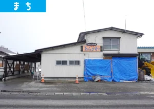 鶴岡市羽黒の仕出し料理あらかわの外観。リニューアル工事のため、ブルーシートで覆われている