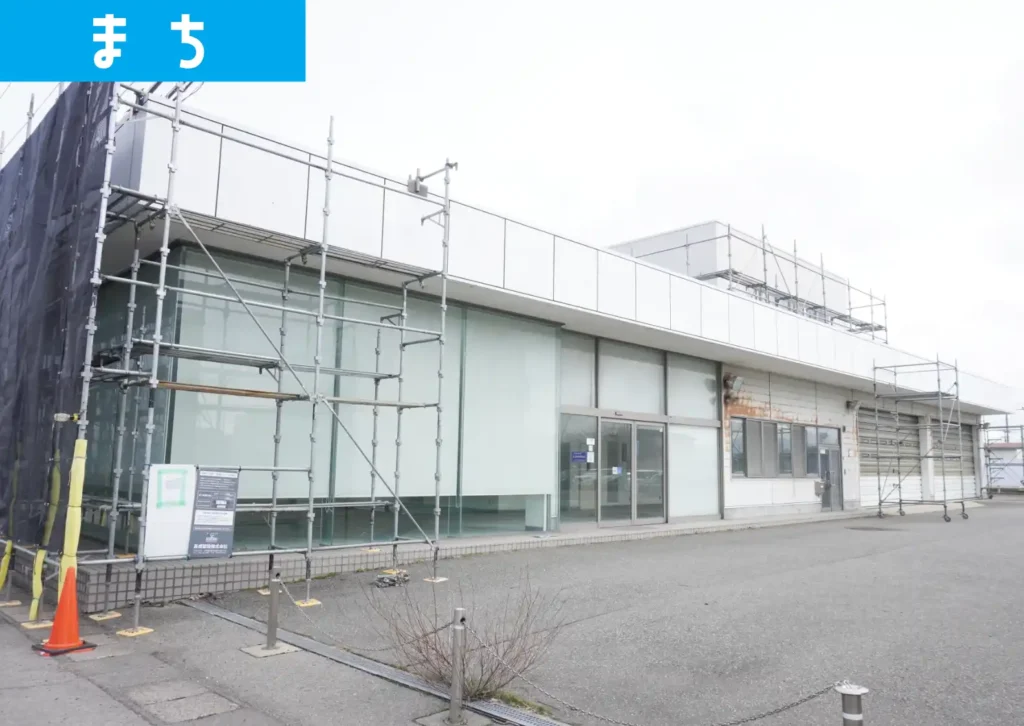 鶴岡市宝田にあったスズキの店舗跡地で足場が組まれ、これから工事が始まる様子