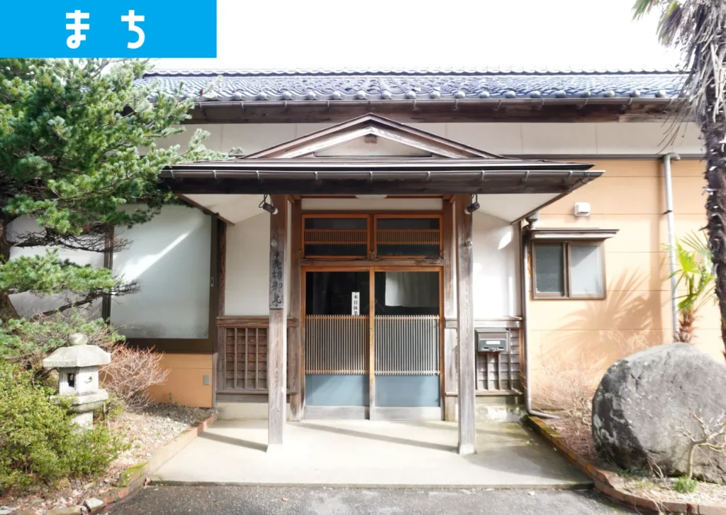 庄内町余目の人気ラーメン店「萬人」の外観