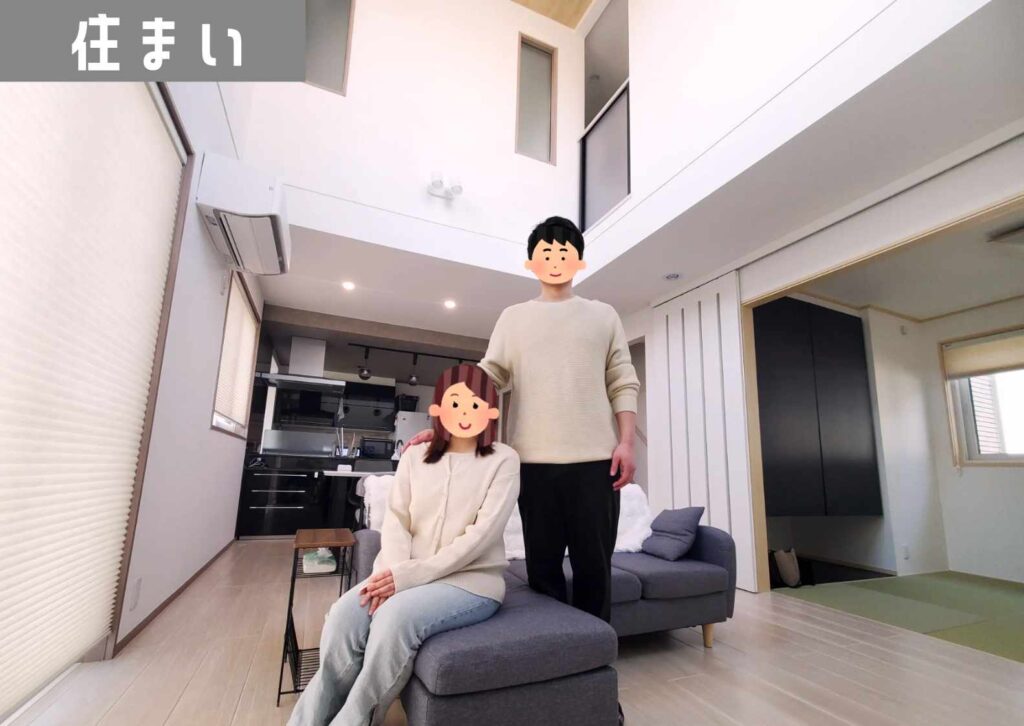 一条工務店庄内みかわ展示場でお家を建てた施主さん宅の内観とご夫婦が佇まれている様子