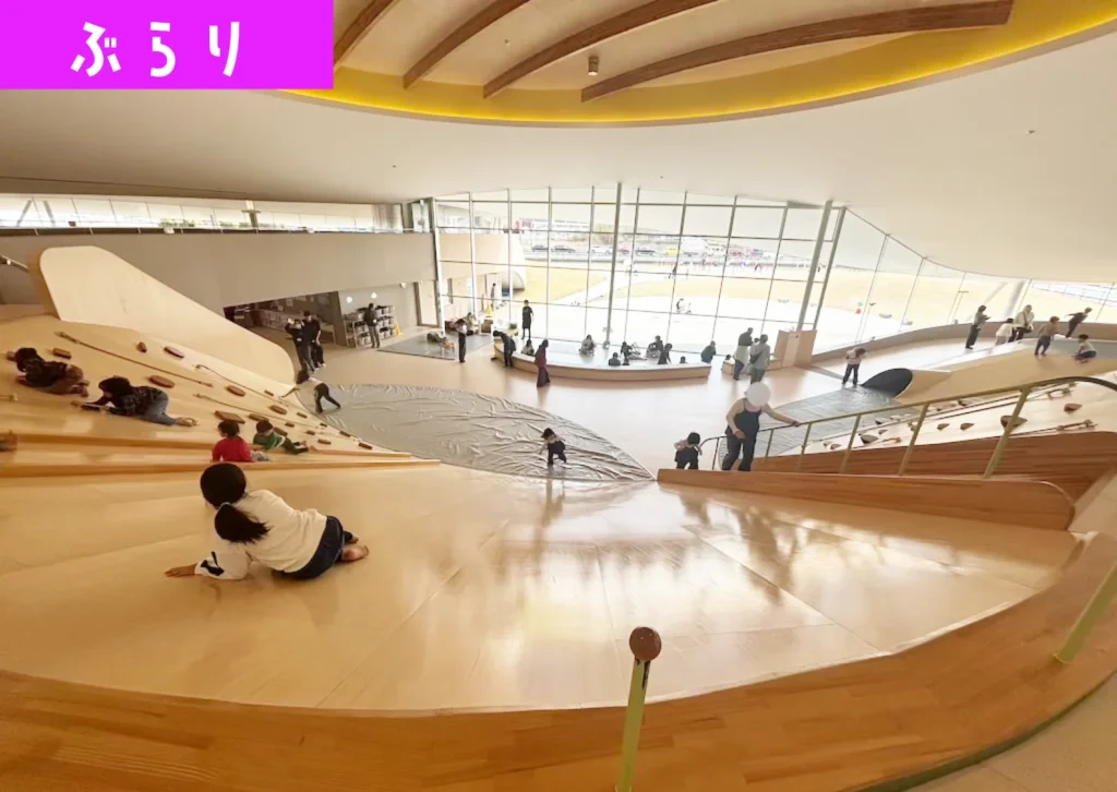 山形県山形市にある子どもの遊び場施設「コパル」の内観