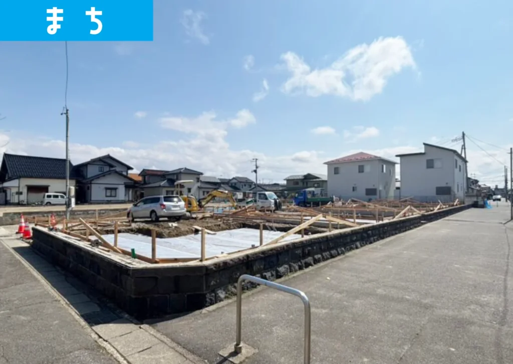 酒田市大町に建築中の分譲住宅の基礎工事の様子