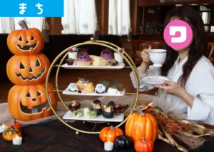 ベルナール鶴岡のハロウィンアフタヌーン＆ビュッフェを編集部が体験している様子